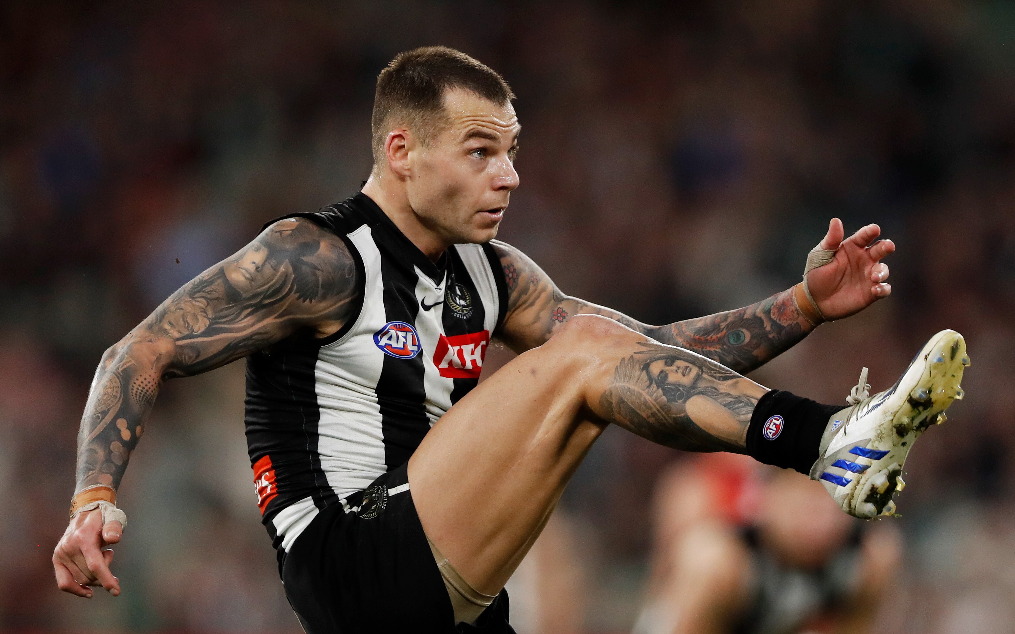 Elliott Rooks Elliott breaks Bomber hearts on the siren